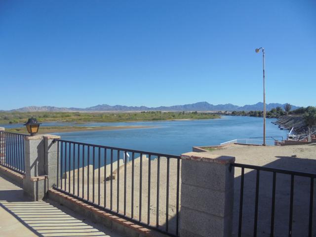 5682 Colorado River Road, Blythe CA: https://media.crmls.org/mediaz/8702d2cf-11e4-46aa-8da1-31e687e76f7e.jpg