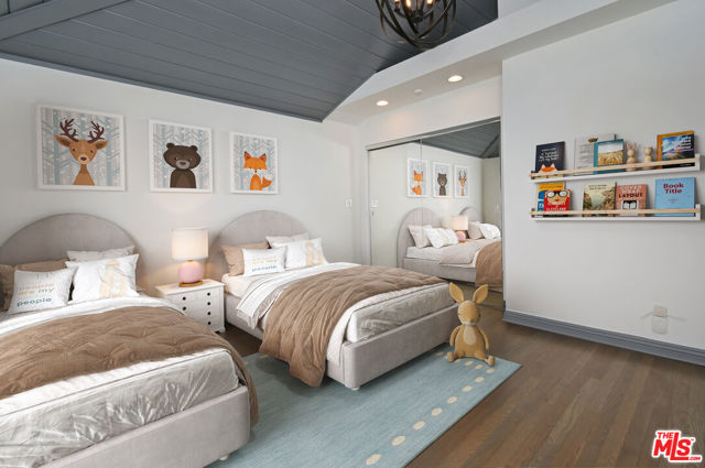 18033 Rosita Street, Encino CA: https://media.crmls.org/mediaz/870367a5-e908-4182-9727-241ae6f99300.jpg