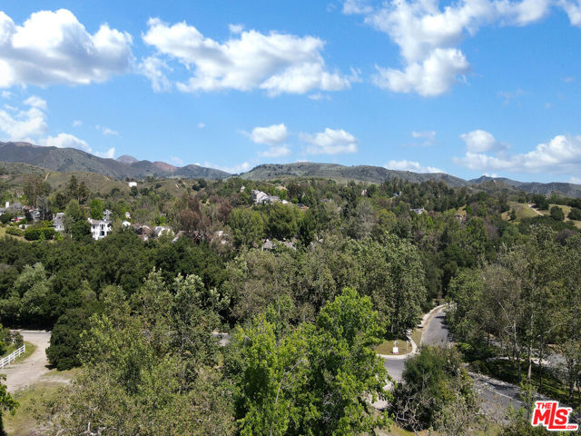 24 Green Brier Circle, Coto de Caza CA: https://media.crmls.org/mediaz/8703ec21-ba38-474c-a6cc-d63429974286.jpg