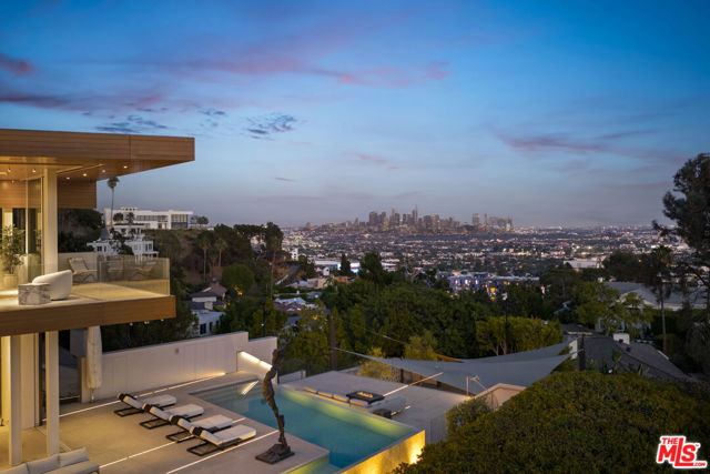 1430 Sunset Plaza Drive, Los Angeles CA: https://media.crmls.org/mediaz/87058f94-c321-4063-a2e1-d73eea280787.jpg
