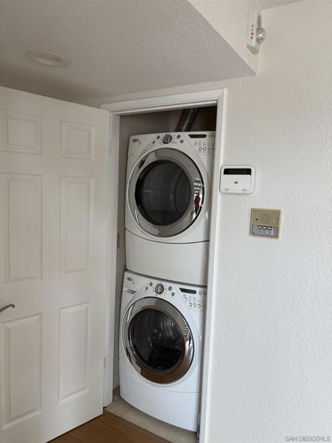 374 ORANGE AVE, Coronado CA: https://media.crmls.org/mediaz/8705a48f-36fd-416d-be63-d3e5a7dfd9e1.jpg