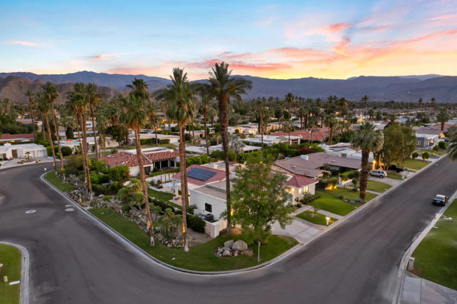 75465 Montecito Drive, Indian Wells CA: https://media.crmls.org/mediaz/87066066-dd4e-474f-8da8-b4f7bab69a91.jpg