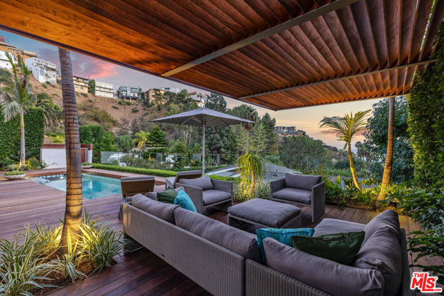 8814 Pinto Place, Los Angeles CA: https://media.crmls.org/mediaz/8706e3c6-664a-49b5-9708-8db0d200fa06.jpg