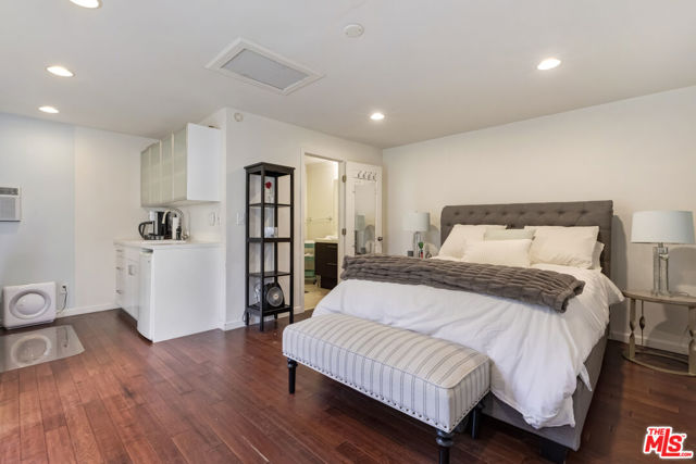 4219 Saugus Avenue, Sherman Oaks CA: https://media.crmls.org/mediaz/8706fb7d-bfa4-4cee-96c3-62c1b050a567.jpg
