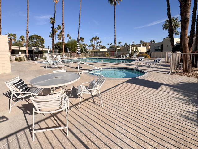 189 Desert Lakes Drive, Palm Springs CA: https://media.crmls.org/mediaz/87073af0-ff8b-45f3-b620-51684b708e87.jpg
