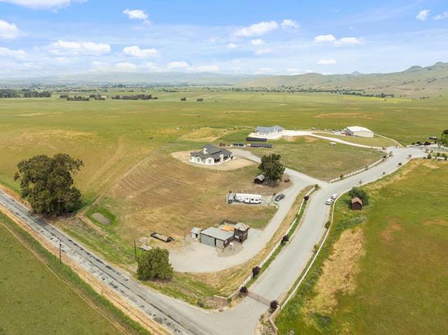 3000 Coppa Court, Hollister CA: https://media.crmls.org/mediaz/8707fad1-9d57-4327-b671-c0ef7237157b.jpg