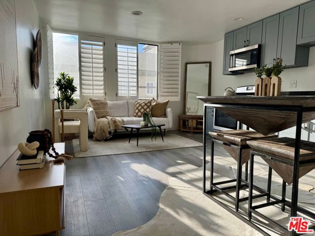 14 Mast Street, Marina del Rey CA: https://media.crmls.org/mediaz/87083551-ca63-4af9-8bc1-80365a8f1476.jpg