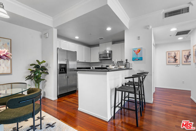 906 S Serrano Avenue, Los Angeles CA: https://media.crmls.org/mediaz/87086b52-0474-46cf-baa8-e094d6a102f8.jpg