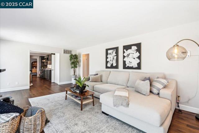 739 Devils Drop Ct, Richmond CA: https://media.crmls.org/mediaz/8708cc6e-b90d-4bc0-8c4d-73b6bca4c7b7.jpg