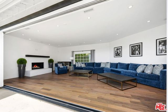 400 Chautauqua Boulevard, Pacific Palisades CA: https://media.crmls.org/mediaz/87092442-e00b-4ae6-9fdb-edef89d45b3f.jpg