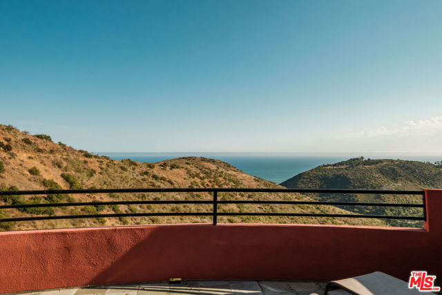 3029 Sequit Drive, Malibu CA: https://media.crmls.org/mediaz/87099cec-d4fb-4581-a975-92dd54af39d7.jpg