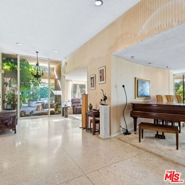 1945 Loma Vista Drive photo 2