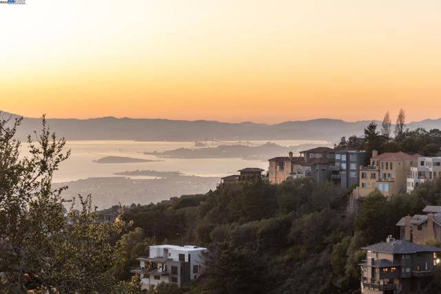 7041 DEVON WAY, Berkeley CA: https://media.crmls.org/mediaz/870a3d1f-3787-4398-a15c-31fc3acb7cdd.jpg