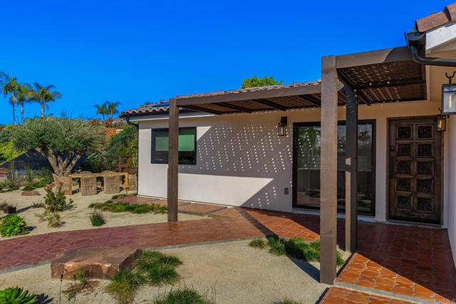 Detail Gallery Image 16 of 39 For 2087 via Ladeta, La Jolla,  CA 92037 - 2 Beds | 2 Baths