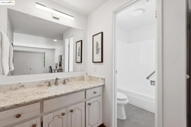 13185 Clairepointe Way, Oakland CA: https://media.crmls.org/mediaz/870bebb3-1f68-4c6c-bc77-9eb173afdbef.jpg