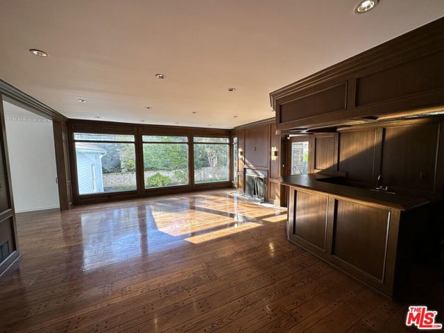 619 N Canon Drive, Beverly Hills CA: https://media.crmls.org/mediaz/870c0373-6a8c-43f8-8d2d-94d170962cd6.jpg