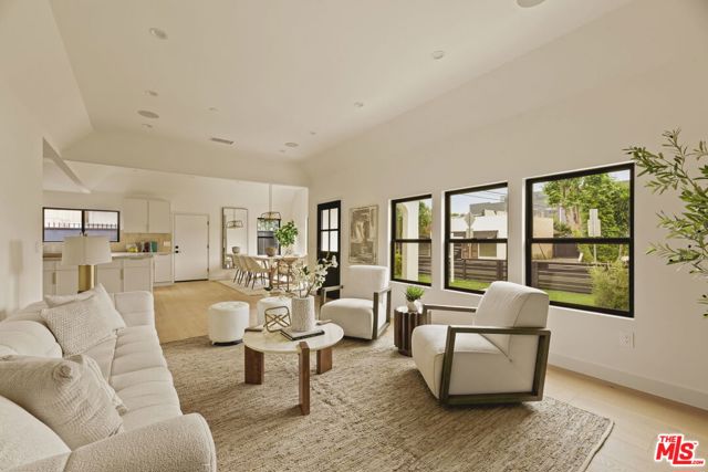 2370 Kelton Avenue, Los Angeles CA: https://media.crmls.org/mediaz/870c1f0d-97f1-4139-bd68-b53905b49b0b.jpg