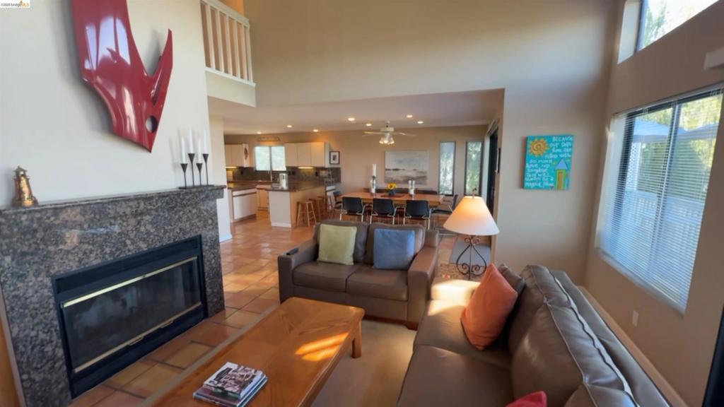 https://media.crmls.org/mediaz/870da89f-506a-49ef-8213-177b3462fda4.jpg?preset=X-Large