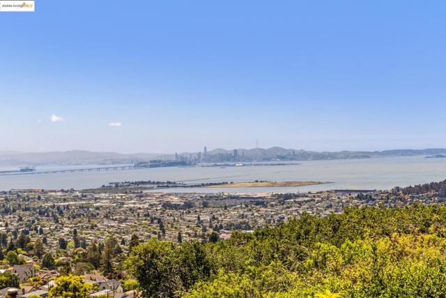 1 Garden Dr, Kensington CA: https://media.crmls.org/mediaz/870e26f7-2efc-487c-b889-d24d3a41e5ed.jpg