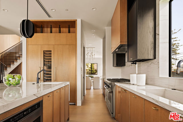 7543 Denrock Avenue, Los Angeles CA: https://media.crmls.org/mediaz/870e2842-e8a2-4685-9cb4-c7945cfece83.jpg