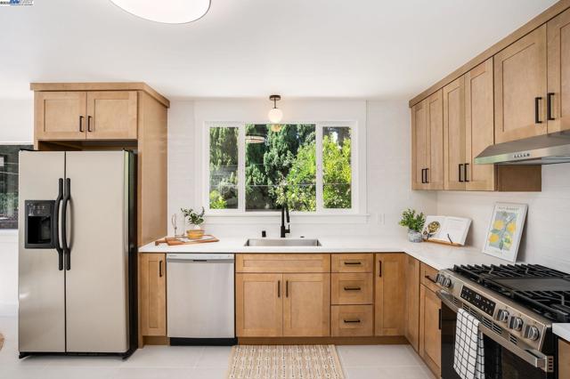 5731 Hermann St, Oakland CA: https://media.crmls.org/mediaz/870e55bc-c629-49d4-9784-b0ec5cbd0fae.jpg