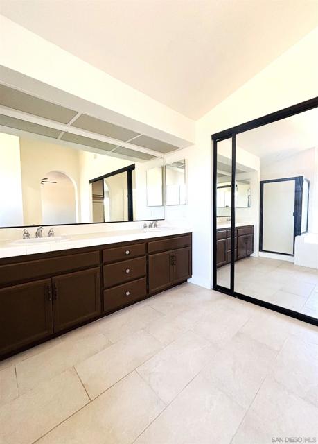 672 Chateau Place, Escondido CA: https://media.crmls.org/mediaz/870f65bd-15a7-4a00-9a3d-bad6eca803b7.jpg