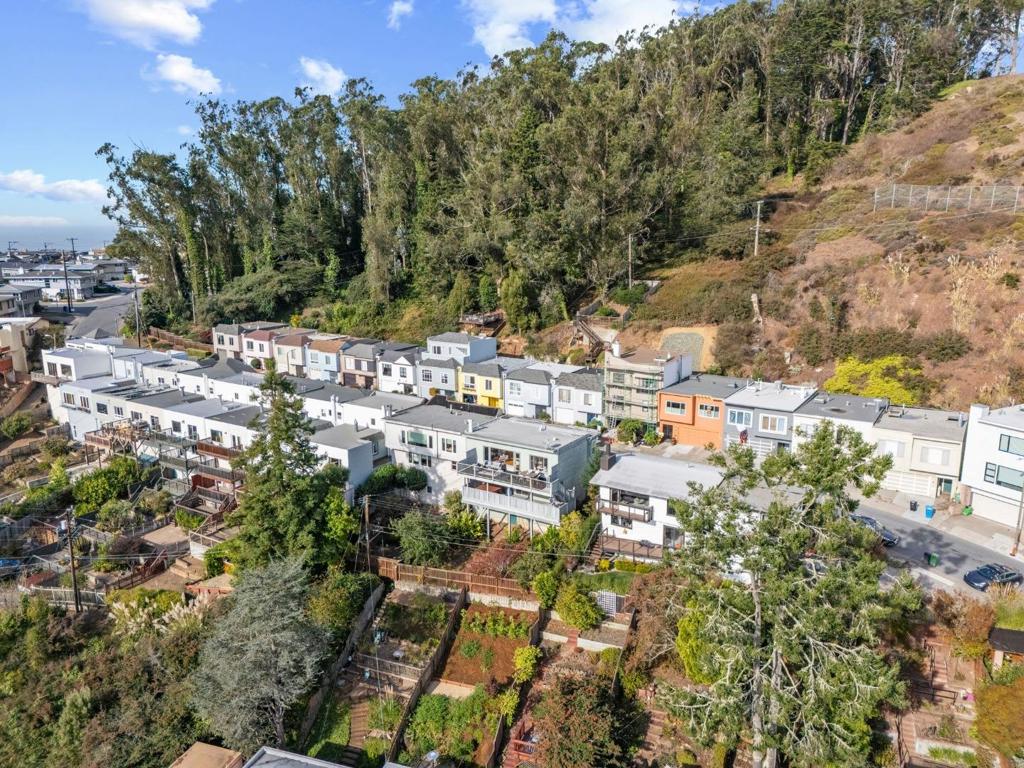 https://media.crmls.org/mediaz/870fa2d5-93af-43ea-8a01-04a07c45d0d2.jpg?preset=X-Large