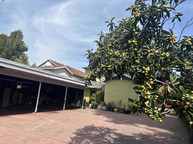 3719 Redding Street, Oakland CA: https://media.crmls.org/mediaz/870fd483-d60d-4b5f-9ad2-7c249acad2d1.jpg