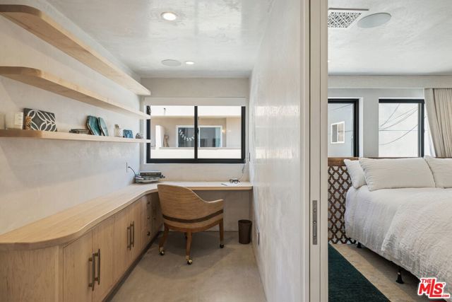 15 Reef Street, Marina del Rey CA: https://media.crmls.org/mediaz/870ff194-dc0f-4419-b28e-e62ea127e50d.jpg