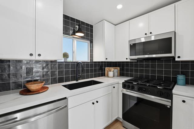 Detail Gallery Image 4 of 26 For 4880 Lantana Dr, San Diego,  CA 92105 - 2 Beds | 2 Baths