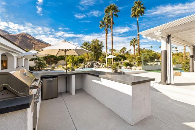 594 W Stevens Road, Palm Springs CA: https://media.crmls.org/mediaz/87130537-9977-465a-916d-485be0a423c2.jpg
