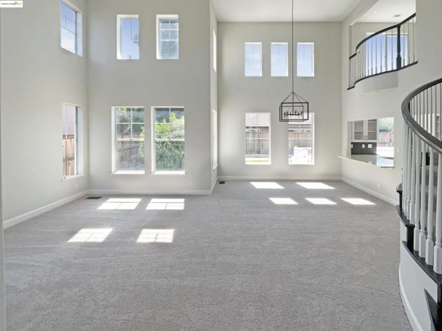 5214 Pavilion Ct, Fairfield CA: https://media.crmls.org/mediaz/8713223f-c0f5-436f-bdc6-f70591cef621.jpg