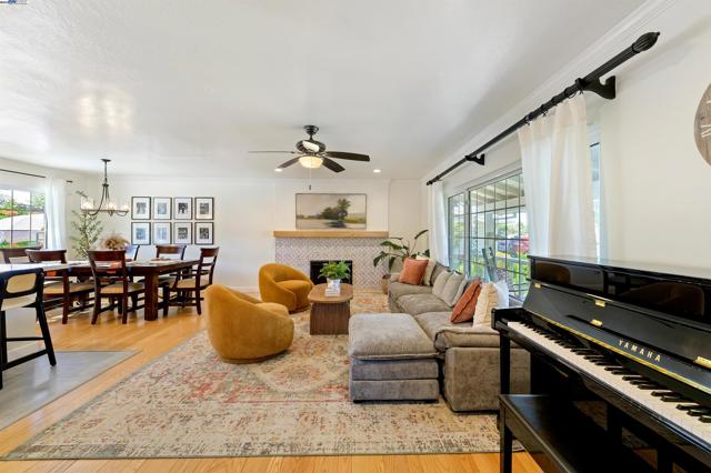 711 Catalina Drive, Livermore CA: https://media.crmls.org/mediaz/8713fc8e-d45a-4bf6-9bdf-90ce82be803c.jpg
