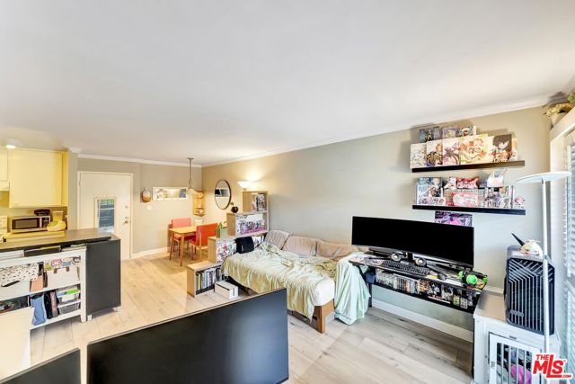 320 S Ardmore Avenue, Los Angeles CA: https://media.crmls.org/mediaz/8714b958-ffdb-4c83-a70a-a5470efed395.jpg