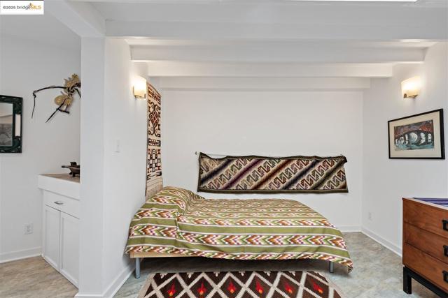 199 Fairlawn Dr, Berkeley CA: https://media.crmls.org/mediaz/87166267-bbdf-4eda-a280-aae637dcb096.jpg