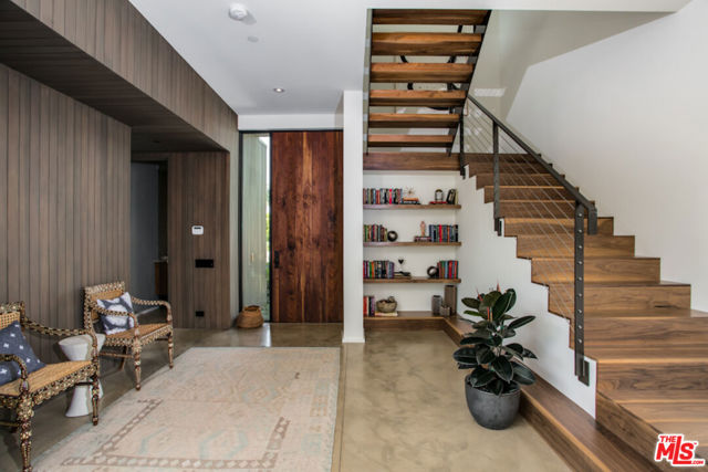 848 Milwood Avenue, Venice CA: https://media.crmls.org/mediaz/8716ad65-1606-497f-8280-7759b0c3f648.jpg