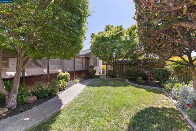 1752 Berrywood Ct, Concord CA: https://media.crmls.org/mediaz/8716e593-c335-4153-84e8-f2dd0f2e0db8.jpg