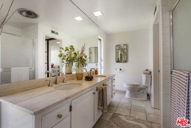 5136 Los Bonitos Way, Los Angeles CA: https://media.crmls.org/mediaz/8717890a-8ef8-4a2e-b1bb-97d1db7a98b7.jpg