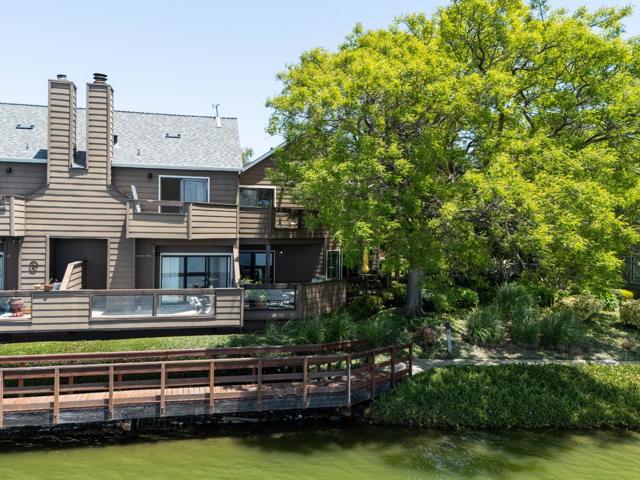 814 Wharfside Road, San Mateo CA: https://media.crmls.org/mediaz/8717e901-f5c4-4980-baef-f3ea14117250.jpg