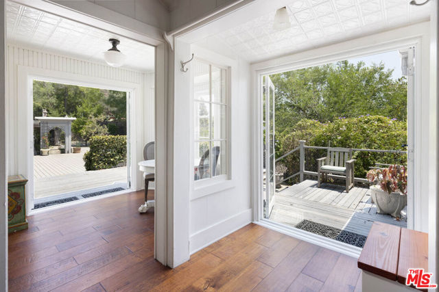 8805 Lookout Mountain Avenue, Los Angeles CA: https://media.crmls.org/mediaz/87184be7-4a50-4f04-9bd0-7d11330ff520.jpg