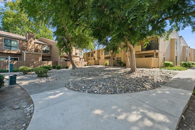 8985 Alcosta Blvd, San Ramon CA: https://media.crmls.org/mediaz/87187c63-d4bb-4a2a-b729-b34c4f2cb6aa.jpg