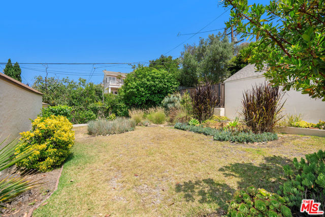1119 Maple Street, Santa Monica CA: https://media.crmls.org/mediaz/87190f07-308b-466c-b813-efc84df90a92.jpg