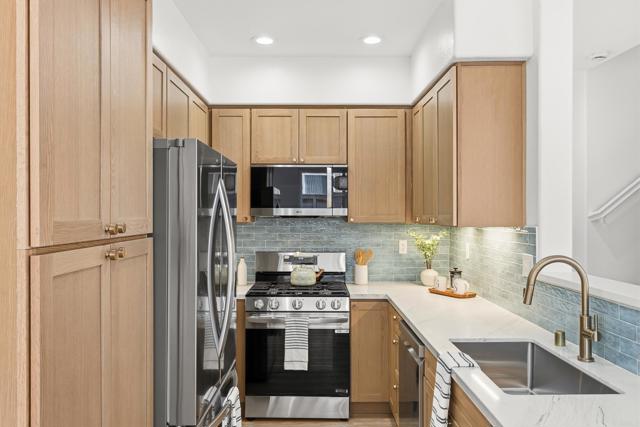 Detail Gallery Image 8 of 23 For 6415 Terraza Portico, Carlsbad,  CA 92009 - 3 Beds | 2/1 Baths