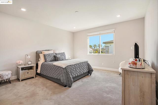 102 Coral St, Brentwood CA: https://media.crmls.org/mediaz/87195b4d-8499-41e8-b7e5-611efbfa3da0.jpg