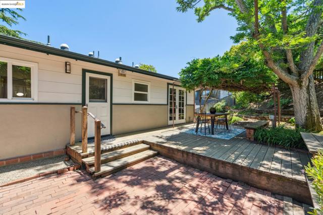 1023 Overlook Rd, Berkeley CA: https://media.crmls.org/mediaz/871973aa-3192-44a1-a6c9-9ab7d8126005.jpg