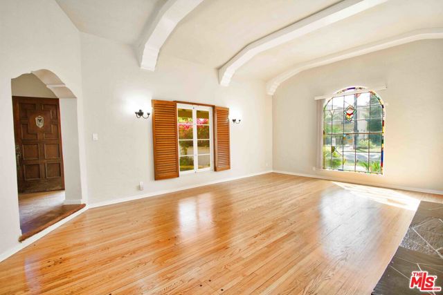 168 N DOHENY Drive, Beverly Hills CA: https://media.crmls.org/mediaz/871975e1-f483-49ae-9673-e435f316c7aa.jpg