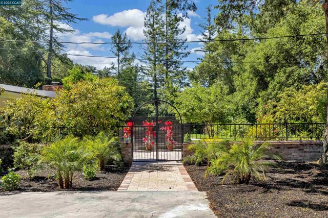 18 Van Tassel Ln, Orinda CA: https://media.crmls.org/mediaz/87197787-b2b5-4eeb-abbd-6a4db66d3da5.jpg