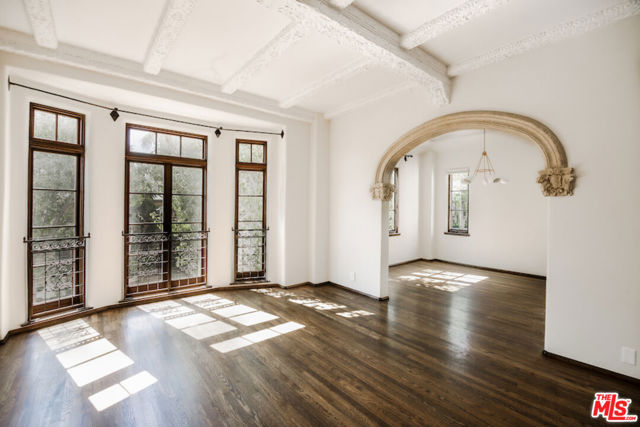 1302 Sweetzer Avenue, West Hollywood CA: https://media.crmls.org/mediaz/8719956f-656d-4df7-867b-2321df1fac85.jpg