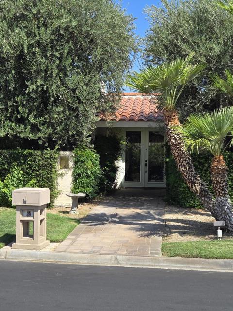 31 Stanford Drive, Rancho Mirage CA: https://media.crmls.org/mediaz/871ac842-4e17-4628-a086-0dede1cdc7f3.jpg
