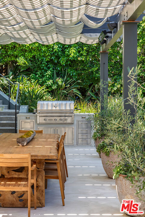 365 Norcroft Avenue, Los Angeles CA: https://media.crmls.org/mediaz/871b0cdc-e636-4e0b-8f22-13c0a91bf65a.jpg